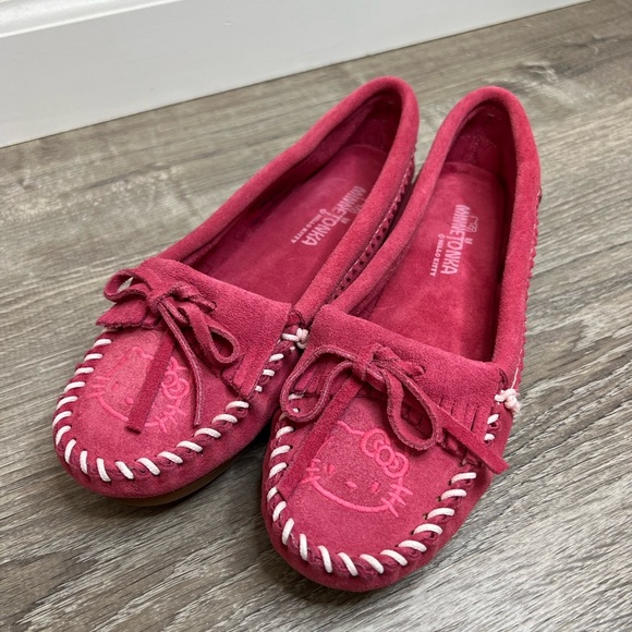NEW 5.5 MINNETONKA × Hello kitty Kawaii Pink Leather Moccasins - Picture 1 of 8